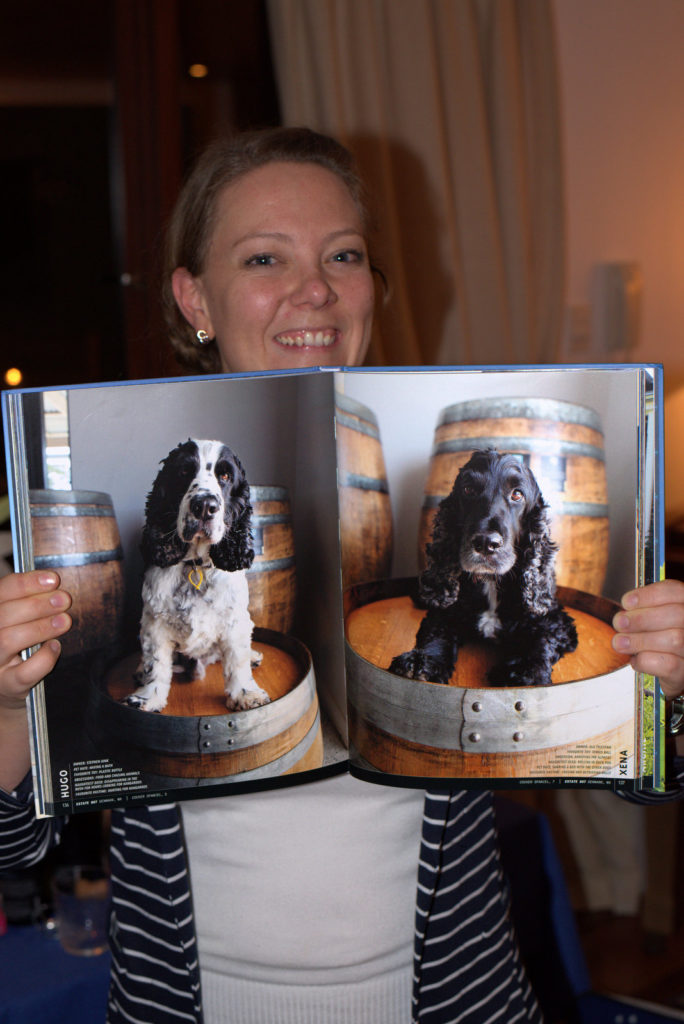Olas hundar är med i boken "Wine Dogs"